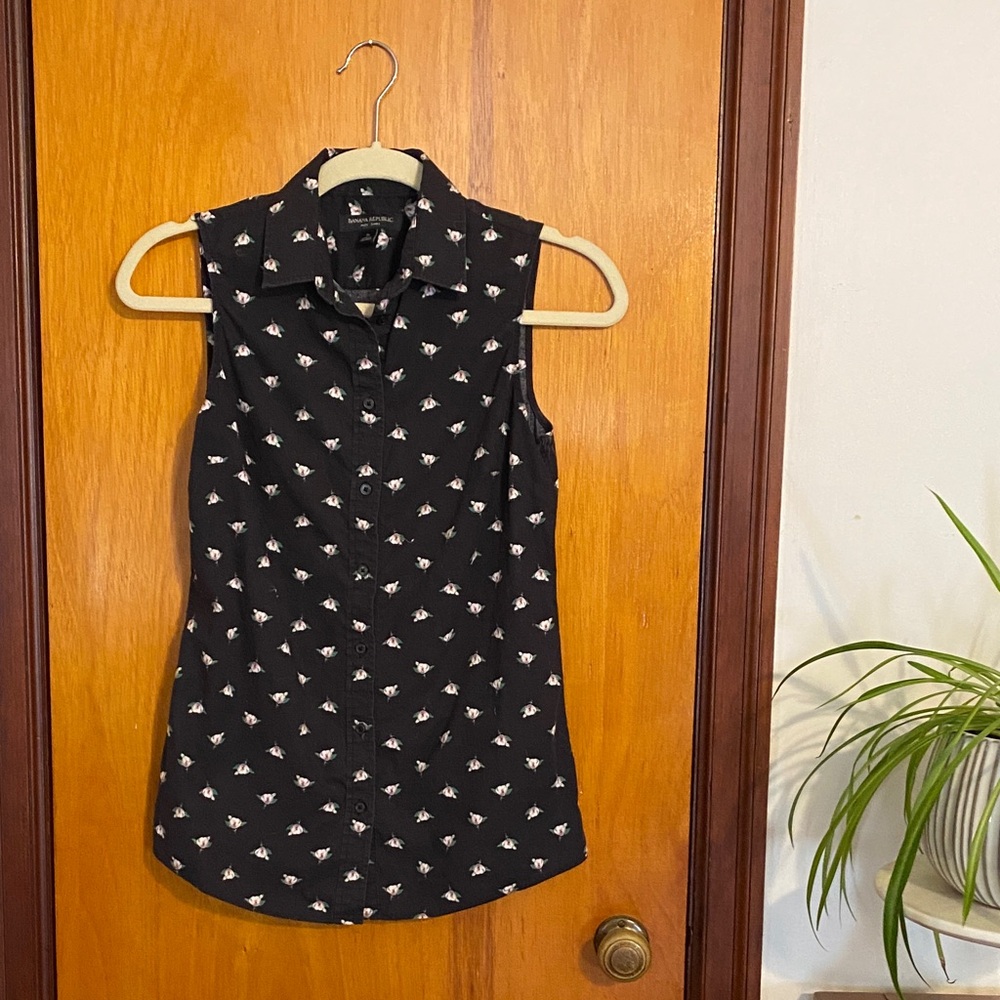 Banana Republic Navy Blue Sleeveless Button-Down Shirt w/ Small Flowers - Size 0